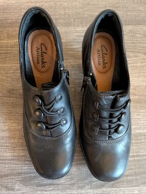 Clarks Artisan Black Leather Women's's Oxford Heels with Button Accent Size 5